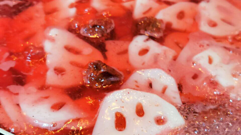 糖醋莲藕,煮3分钟后，关火焖至常温