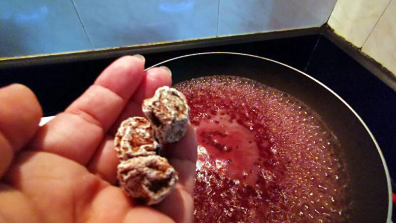 糖醋莲藕,红曲粉加水烧开，放进话梅