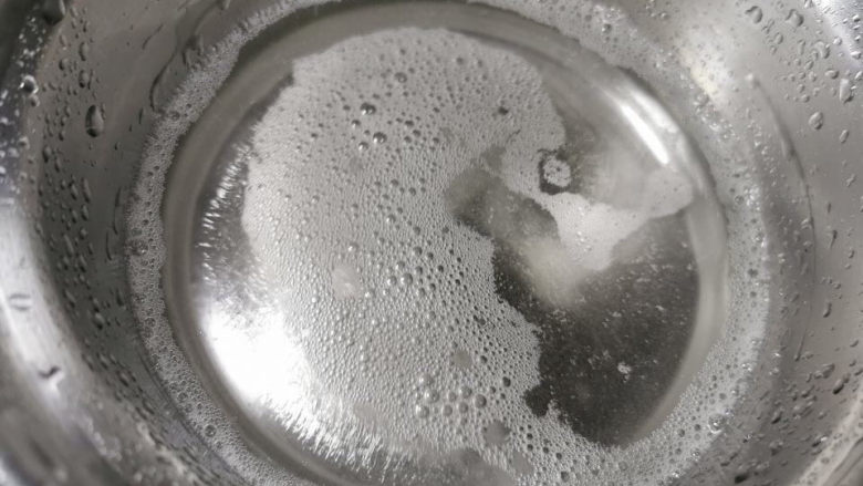 糖醋莲藕,加入水，调成淡醋水