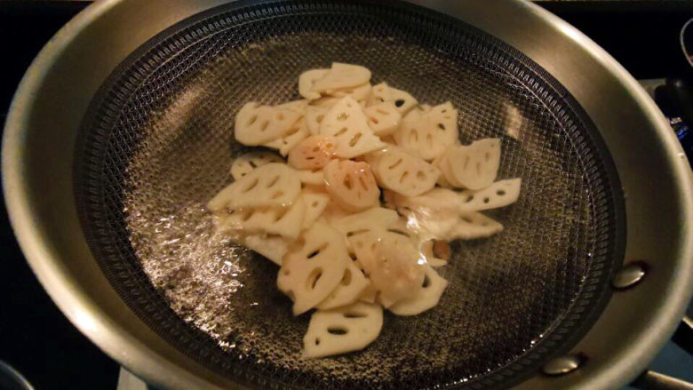 糖醋莲藕,水中不必加任何调料