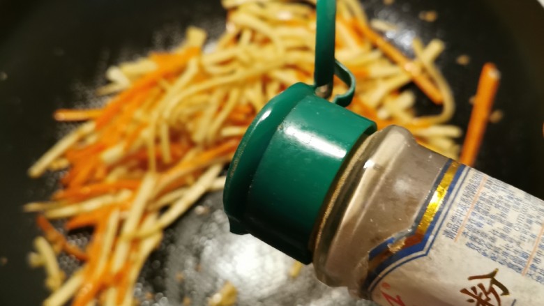 清炒茭白,放入<a style='color:red;display:inline-block;' href='/shicai/ 720'>胡椒粉</a>增香,关火。