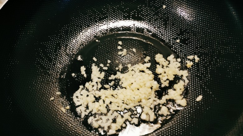 清炒茭白,再起油锅,放入一汤匙食用油,油热后放入蒜末炒出香味。