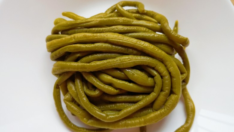 酸豆角炒肉末,买回来的<a style='color:red;display:inline-block;' href='/shicai/ 5085'>酸豆角</a>比较咸,用清水浸泡10分钟左右。