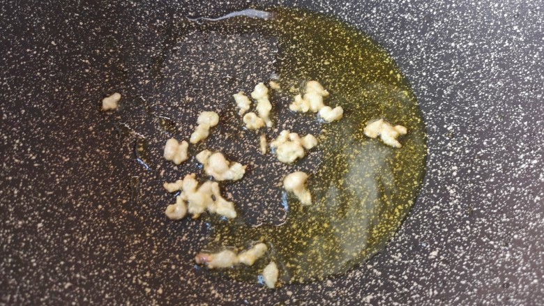酸豆角炒肉末,炒锅内倒少许食用油,下入大肉肥的部分中小火炸至焦黄色。