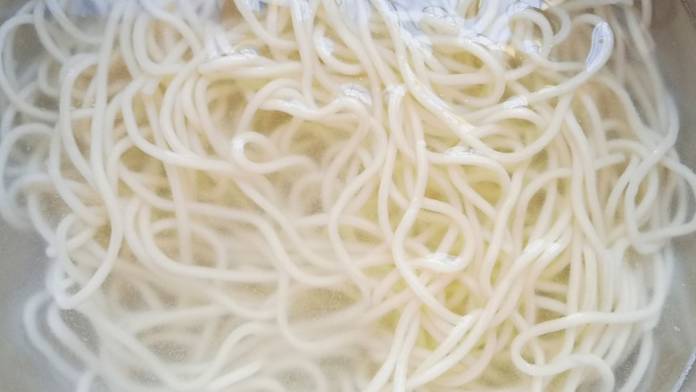 猪油拌面,煮好的面条捞出,在凉水中浸泡一分钟。