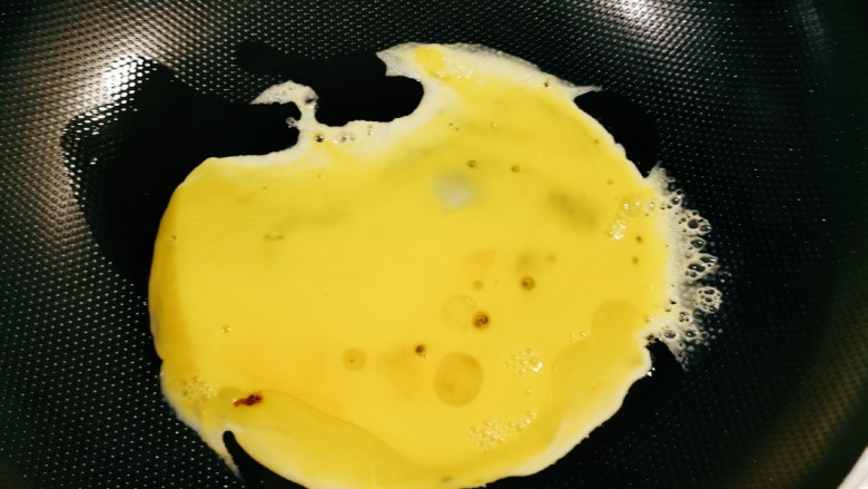 西兰花炒鸡蛋,起油锅,放入食用油油热后放入鸡蛋液。