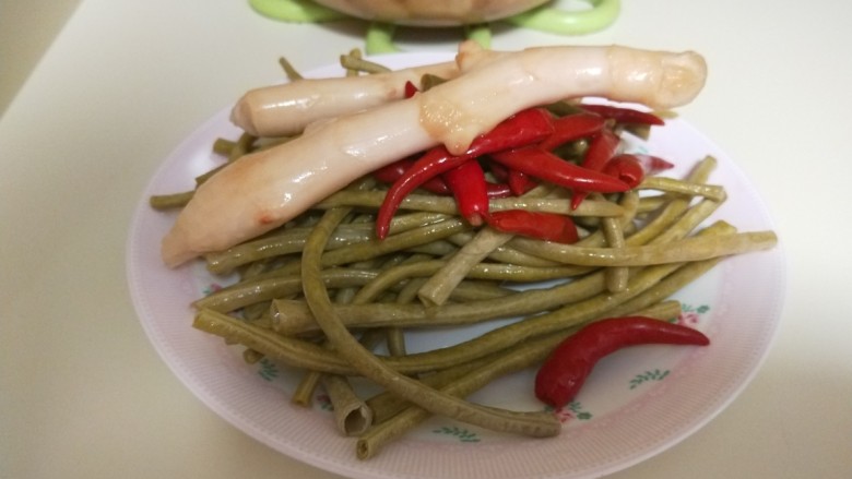 酸豆角炒肉末,捞出来泡豇豆,两块嫩姜,红泡椒。