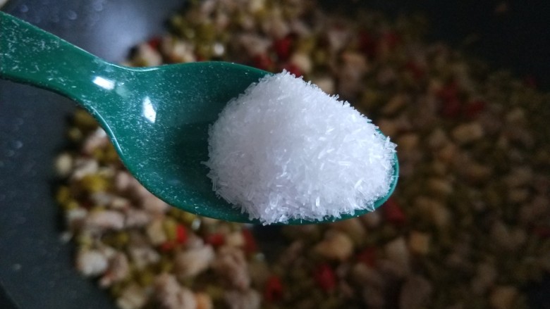酸豆角炒肉末,加入适量味精炒均匀即可。