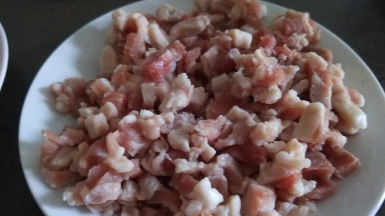 酸豆角炒肉末,五花肉切成小丁加入淀粉,<a style='color:red;display:inline-block;' href='/shicai/ 718'>料酒</a>抓均匀淹制。