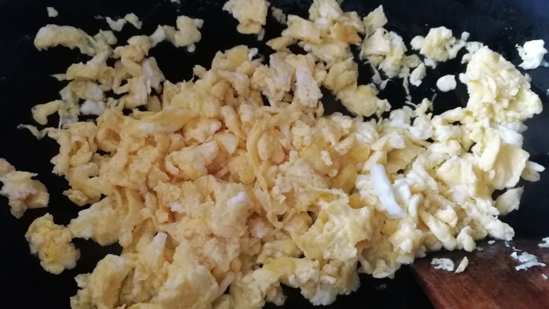 青菜炒饭,文火炒散,炒碎。