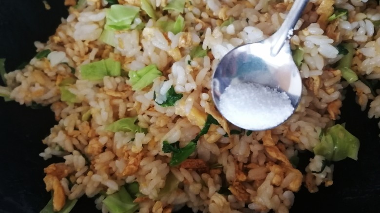 青菜炒饭,加半小勺盐中小火炒匀增味,再洒上点葱花即可。