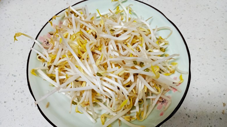 绿豆芽 上海青炒香辣面,豆芽淘洗干净