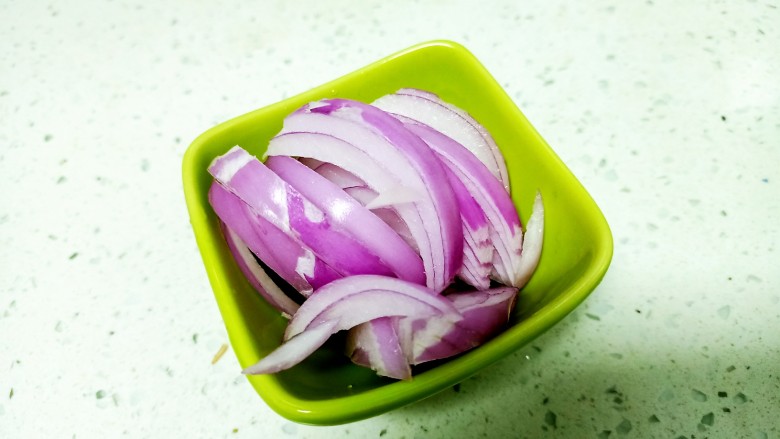 绿豆芽 上海青炒香辣面,<a style='color:red;display:inline-block;' href='/shicai/ 29'>洋葱</a>切丝