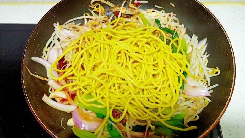 绿豆芽 上海青炒香辣面,放入香辣面