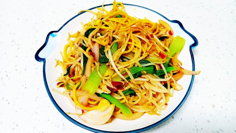 绿豆芽 上海青炒香辣面,盛入盘中