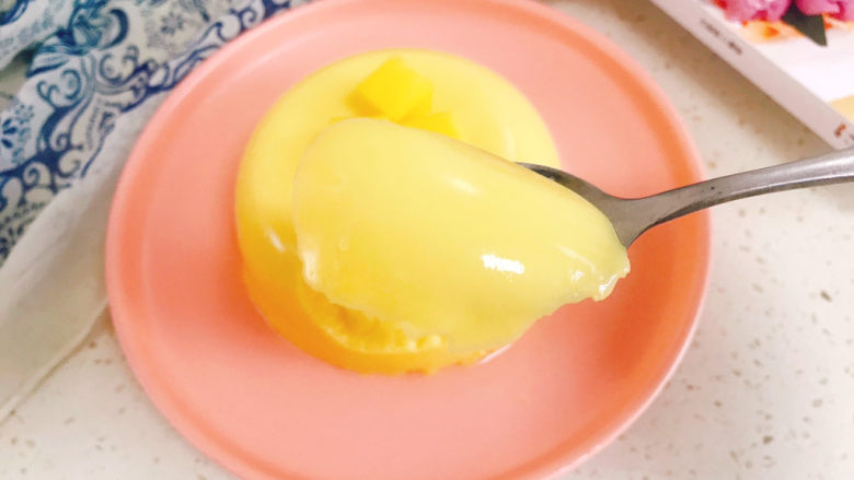 芒果布丁🍮,上面再放几个芒果丁装饰,可以开吃了