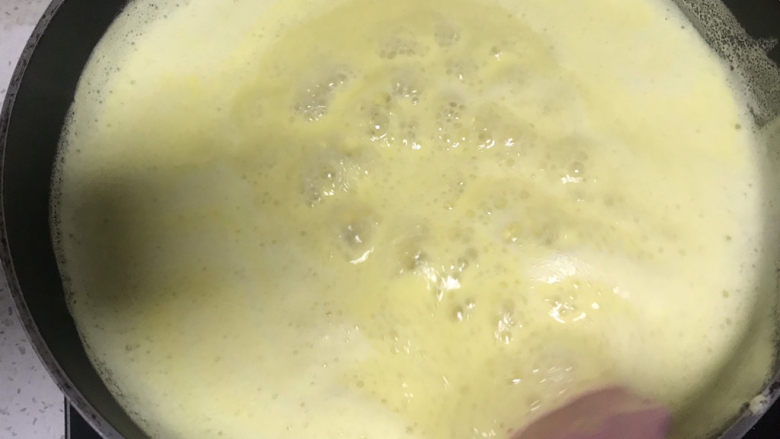芒果布丁🍮,小火加热,边加热边搅拌至煮开