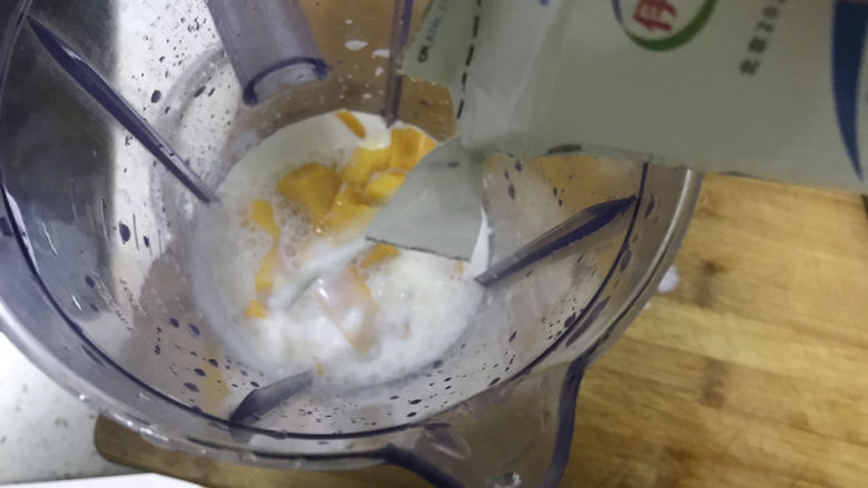 芒果布丁🍮,芒果丁放入榨汁机,加入牛奶