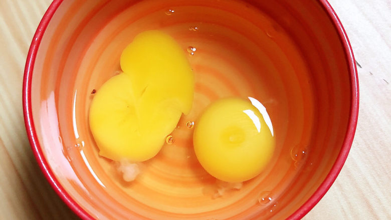 清炒茭白,碗中打两个<a style='color:red;display:inline-block;' href='/shicai/ 9'>鸡蛋</a>,搅拌均匀。