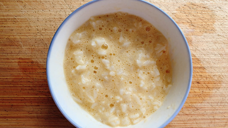 耳光炒饭,搅拌均匀,让每一颗米粒都裹上米饭。