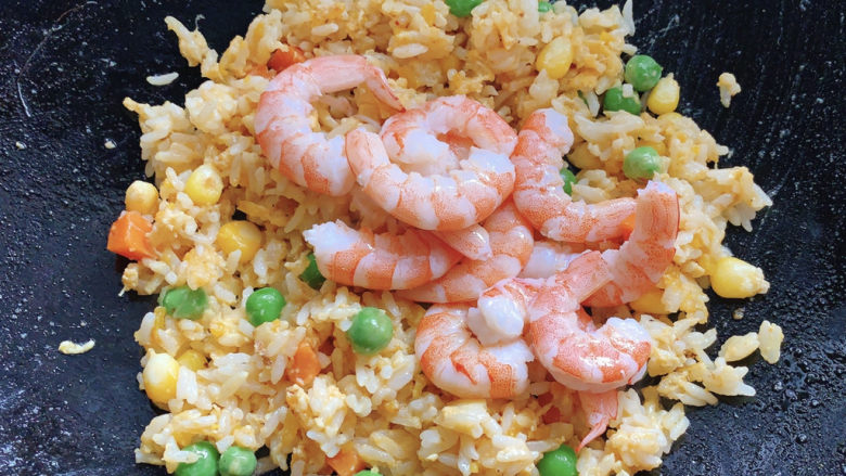 耳光炒饭,最后加入虾仁,旺火翻炒出锅。