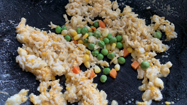 耳光炒饭,同时加入杂豆,少许盐和味精调味,翻炒均匀。