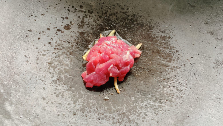 雪菜肉丝面,加入瘦肉丝,煸炒。