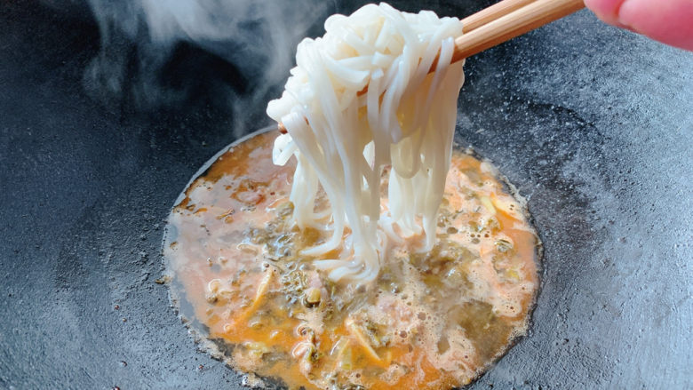 雪菜肉丝面,沥干水分,加入雪菜肉丝汤中。