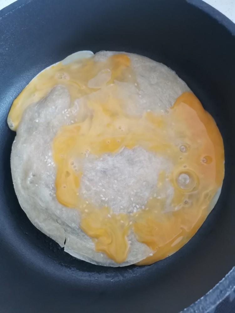 手抓饼,烙30秒翻面放鸡蛋