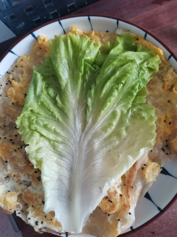 手抓饼,放盘中，加生菜