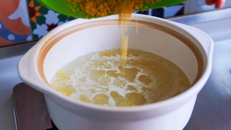 苹果小米粥,加入小米,中火煮开转小火慢煮。