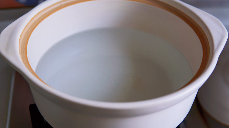 苹果小米粥,开盖煮水,沸水煮粥,周会更容易粘稠。