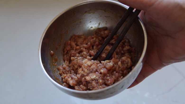 莲藕饼,肉馅顺一个方向搅打上劲,备用。