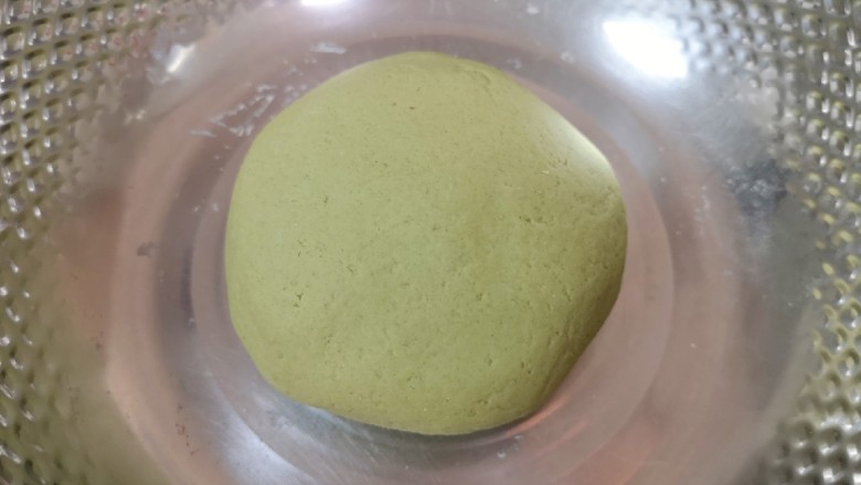 水晶蒸饺,揉成面团盖上保鲜膜饧半个小时。