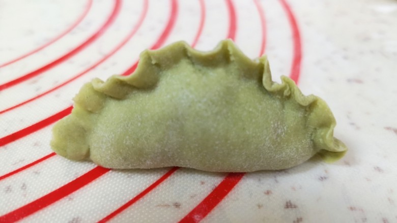 水晶蒸饺,用食指和大拇指稍微用劲搓一下捏出花边。