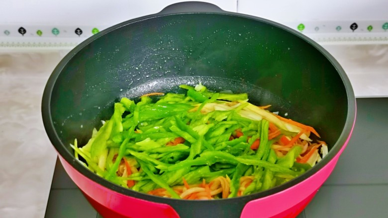 清炒茭白,最后加入青椒丝,按个人口味加入盐。