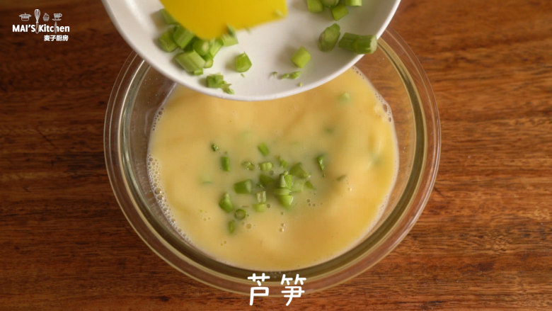 芦笋鳕鱼蒸滑蛋,鱼肉,芦笋,搅拌均匀。