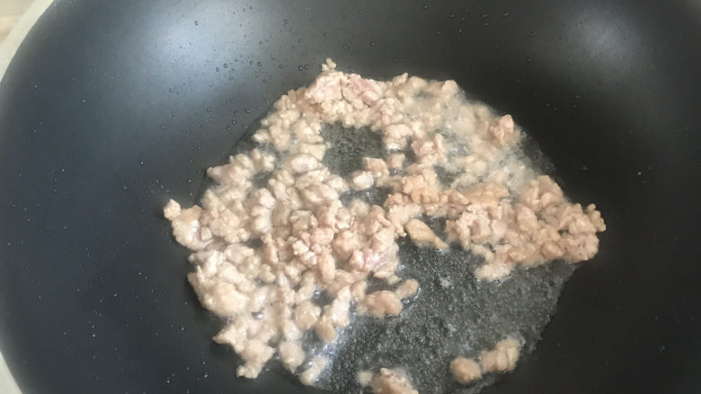 酸豆角炒肉末,起锅热油下肉末炒至变色