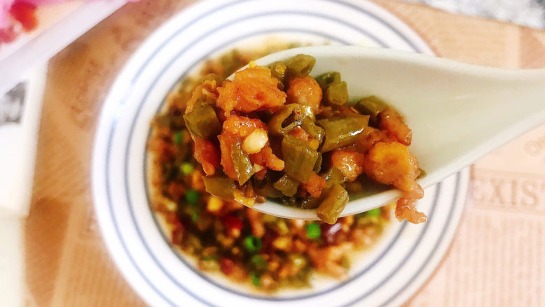 酸豆角炒肉末,盛入盘中即可开吃,用来拌饭拌面都很不错的啦