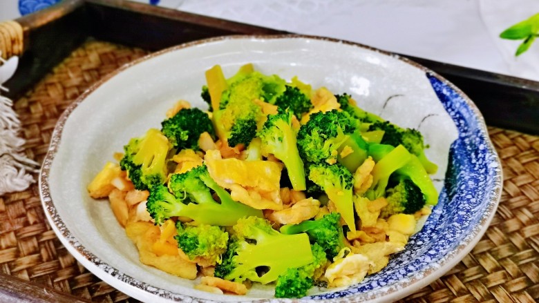 西兰花炒鸡蛋,简单快手巨好吃,家常菜最美味。