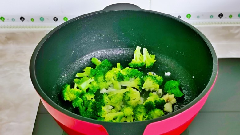 西兰花炒鸡蛋,另起油锅,加入蒜末炒香,再加入西兰花。