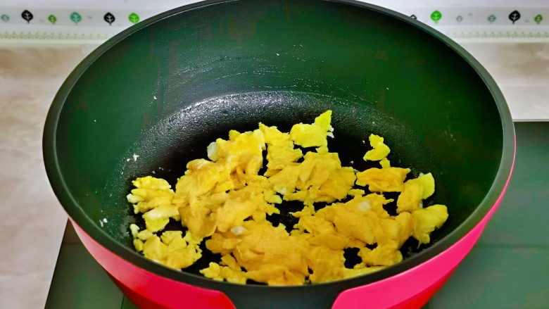 西兰花炒鸡蛋,再用铲子铲小块,盛出备用。