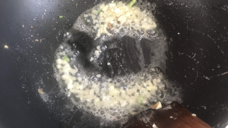 酸豆角炒鸡蛋,锅里留底油下葱蒜爆香