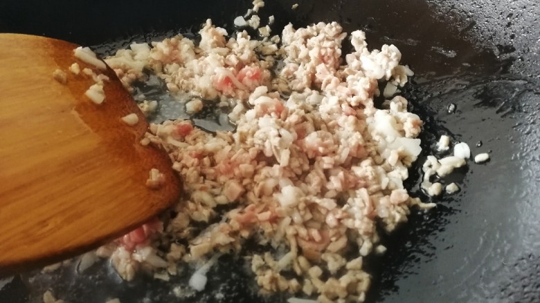 韭菜盒子,热锅凉油,油微热放入肉末,文火翻炒变色。