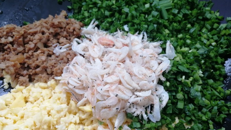 韭菜盒子,鸡蛋,肉末,切好的韭菜,加一小把<a style='color:red;display:inline-block;' href='/shicai/ 288'>虾皮</a>拌匀。