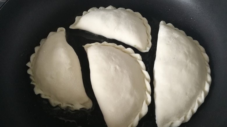 韭菜盒子,平底锅倒入适量油,油微热放入盒子,中小火烙2分钟。