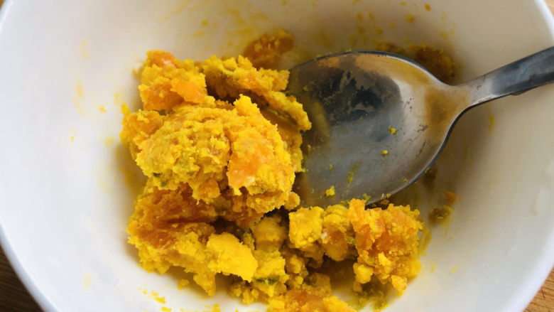 耳光炒饭,熟的咸鸭蛋剥壳,蛋白放一边等会备用,蛋黄放小碗里用勺子压碎。