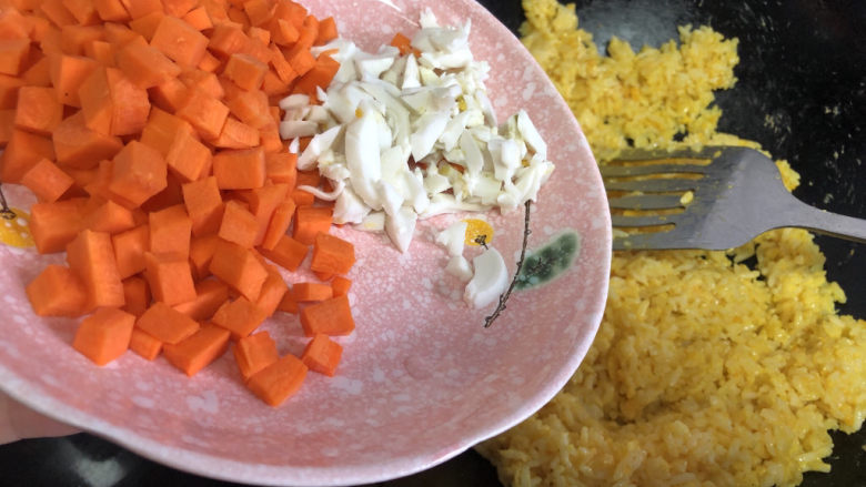 耳光炒饭,加入胡萝卜丁和咸鸭蛋白,继续翻炒。