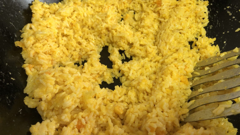 耳光炒饭,加入包裹了蛋液的米饭,改大火快速翻炒。