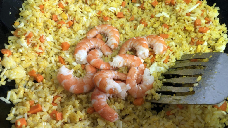 耳光炒饭,炒至米饭颗颗分离,加入虾仁。
